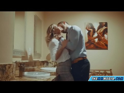 ❤️ Ko vas prsata blondinka zapelje na javnem stranišču ❤️ Trdi porniči na porno sl.desixxxtube.ru ❌️